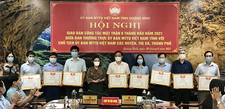 Các cá nhân nhận bằng khen của Ủy ban MTTQVN tỉnh.