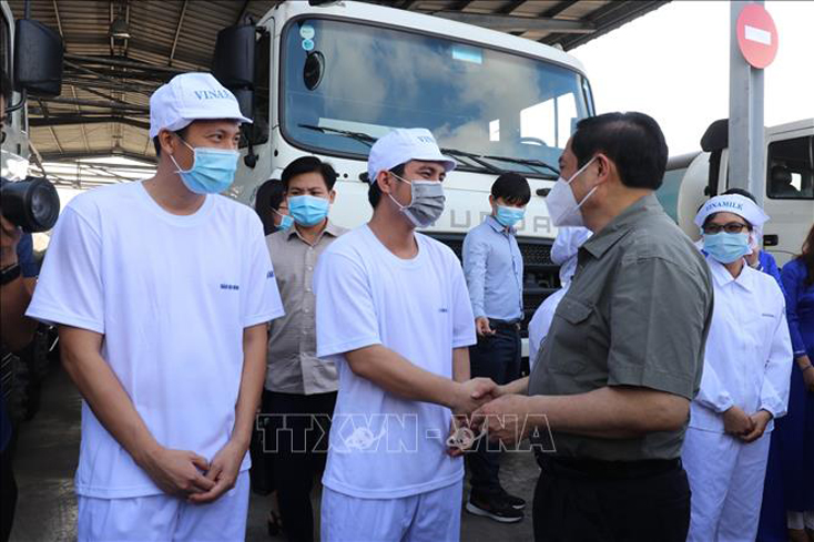 Đoàn công tác của Chính phủ do Thủ tướng Chính phủ Phạm Minh Chính dẫn đầu kiểm tra công tác phòng, chống dịch tại Bình Dương; thăm động viên công nhân tại nhà máy sữa Vinamilk (KCN Mỹ Phước thị xã Bến Cát, tỉnh Bình Dương), ngày 27-6-2021. Ảnh: TTXVN phát