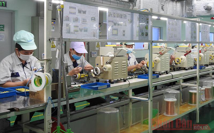 Sản xuất theo quy định giãn cách tại công ty Tabuchi, khu công nghiệp Đại Đồng, Hoàn Sơn, Bắc Ninh (Ảnh minh họa: Thái Sơn).
