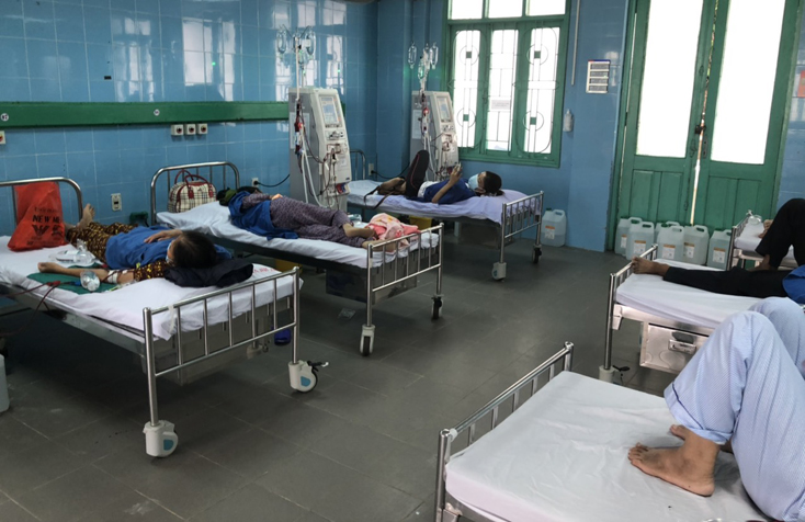 Nhiều bệnh nhân đang chạy thận nhân tạo tại Bệnh viện hữu nghị Việt Nam- Cuba Đồng Hới đã giảm được “gánh nặng”chi phí nhờ tấm thẻ BHYT.