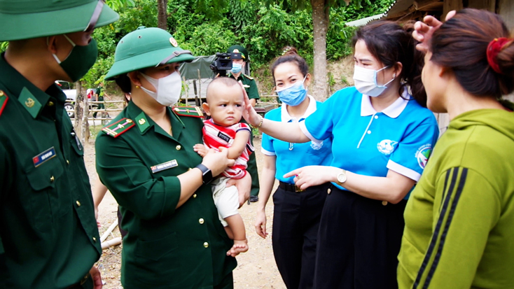 Đoàn công tác trao đổi, tư vấn về vệ sinh, sức khỏe sinh sản cho hội viên Hội Phụ nữ xã Trường Sơn, huyện Quảng Ninh. 