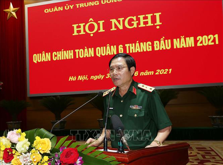 Thượng tướng Nguyễn Tân Cương, Tổng Tham mưu trưởng, Thứ trưởng Bộ Quốc phòng đọc báo cáo. Ảnh: Trọng Đức/TTXVN