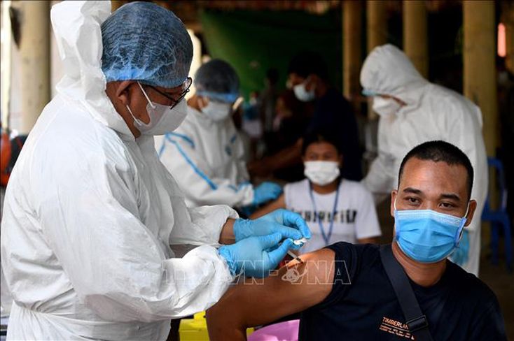 Nhân viên y tế tiêm vaccine ngừa COVID-19 cho người dân tại Phnom Penh, Campuchia, ngày 20-5-2021. Ảnh: AFP/TTXVN