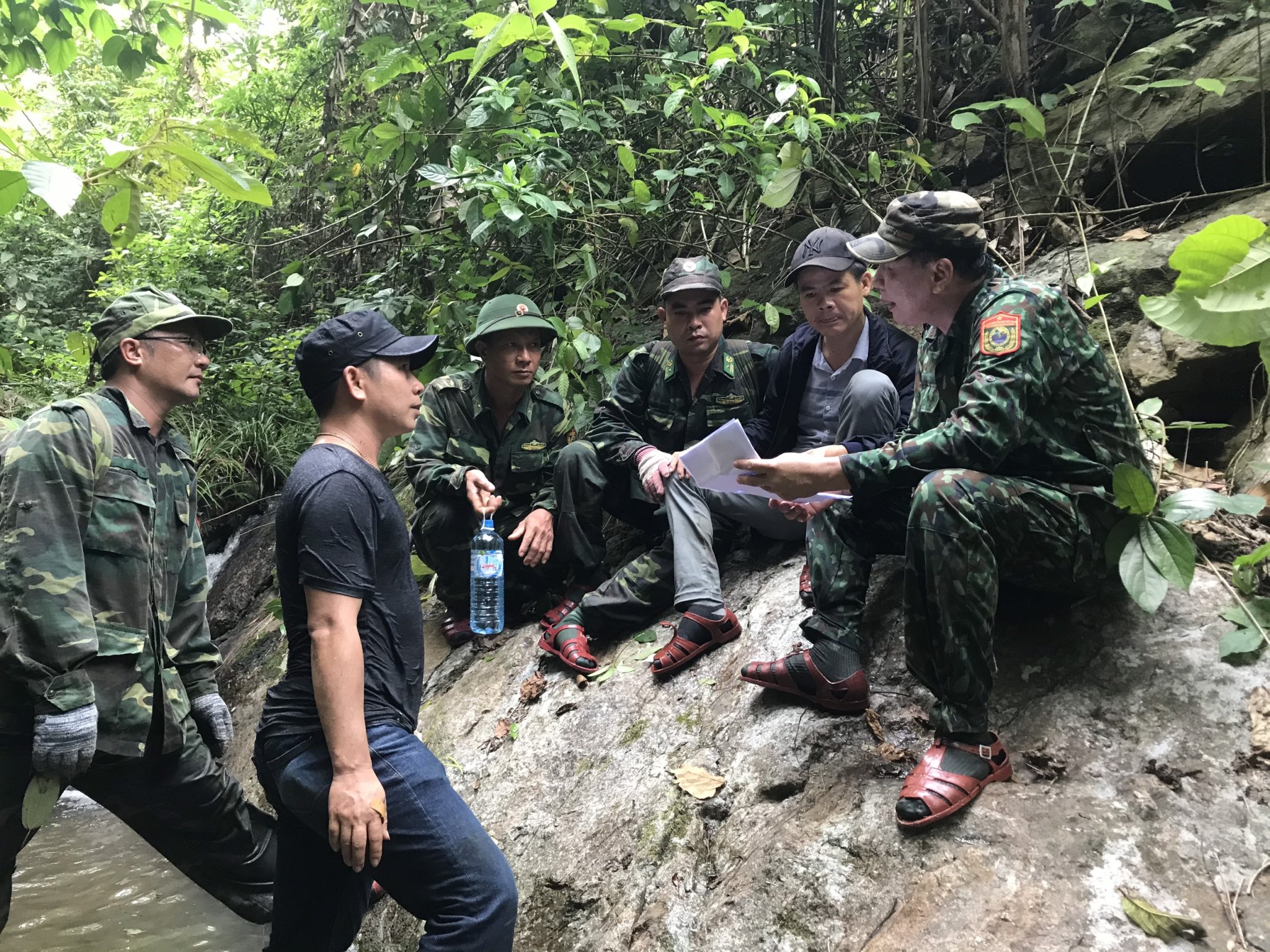 Đại tá Đinh Văn Lưu (người ngoài cùng bên phải) Trưởng phòng Phòng chống ma túy và tội phạm, Bộ Chỉ huy Bộ đội Biên phòng tỉnh, điển hình tiên tiến tham dự Đại hội thi đua yêu nước toàn quốc lần thứ X.