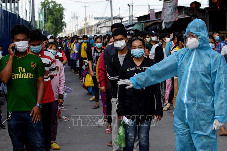 Người dân xếp hàng chờ tiêm vaccine ngừa COVID-19 tại Phnom Penh, Campuchia. Ảnh minh họa: AFP/TTXVN