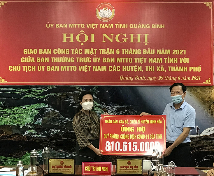 Đồng chí Chủ tịch Ủy ban MTTQVN tỉnh Phạm Thị Hân tiếp nhận ủng hộ từ Ủy ban MTTQVN huyện Minh Hóa.