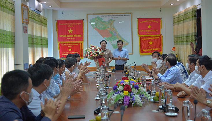 Đồng chí Phó Chủ tịch Thường trực UBND tỉnh Đoàn Ngọc Lâm trao quyết định bổ nhiệm và tặng hoa chúc mừng đồng chí Phó Giám đốc Sở NN-PTNT.