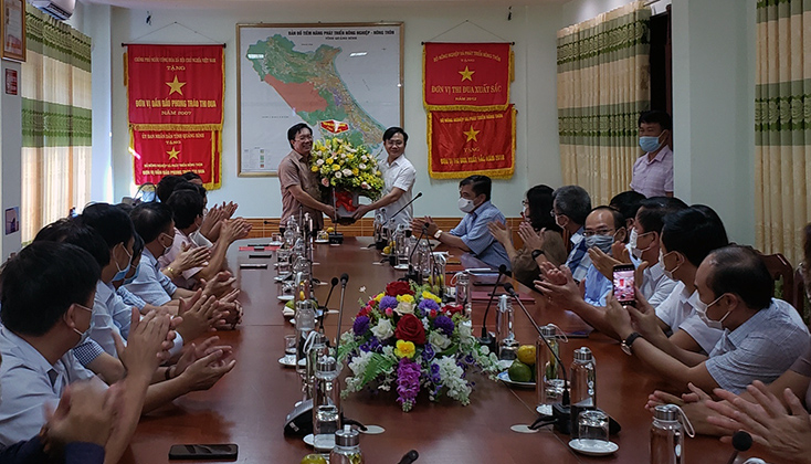 Đồng chí Phó Chủ tịch HĐND tỉnh Hoàng Xuân Tân tặng hoa chúc mừng đồng chí Phó Giám đốc Sở NN-PTNT Mai Xuân Hạp.