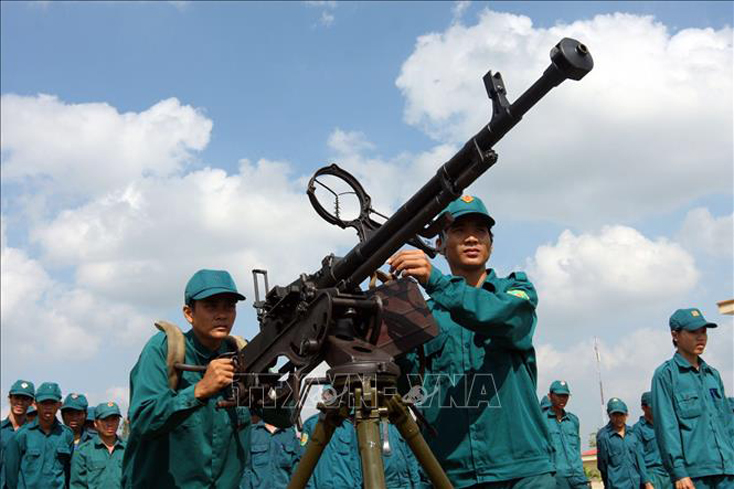 Lực lượng dân quân tự vệ huyện Điền Phong, tỉnh Thừa Thiên - Huế, huấn luyện báo động chiến đấu mục tiêu trên không. Ảnh: Trọng Đức/TTXVN
