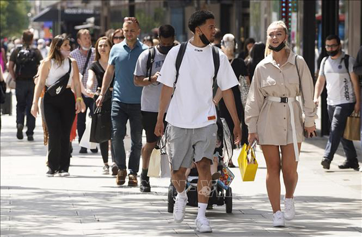 Người dân di chuyển trên phố Oxford ở London, Anh ngày 7-6-2021. Ảnh: AFP/TTXVN