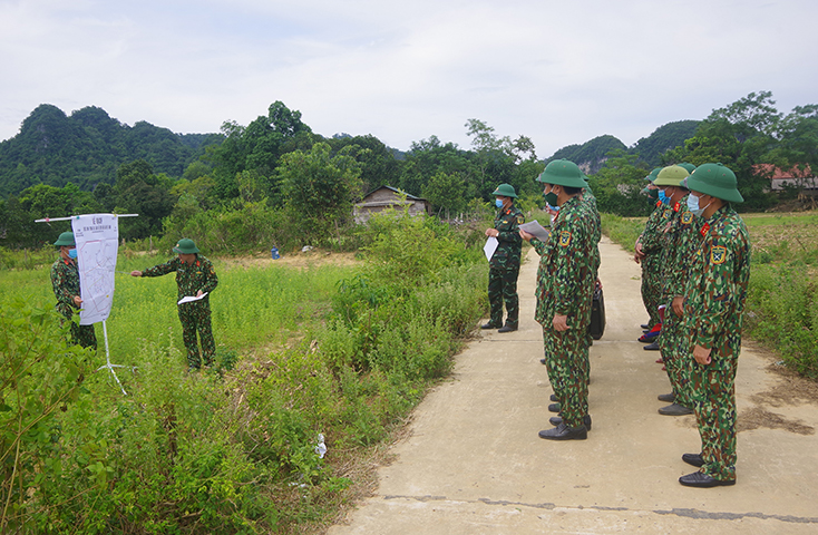 Đoàn công tác của Bộ CHQS tỉnh thông qua nội dung huấn luyện thực binh “Trung đội dân quân chiến đấu bảo vệ làng”.
