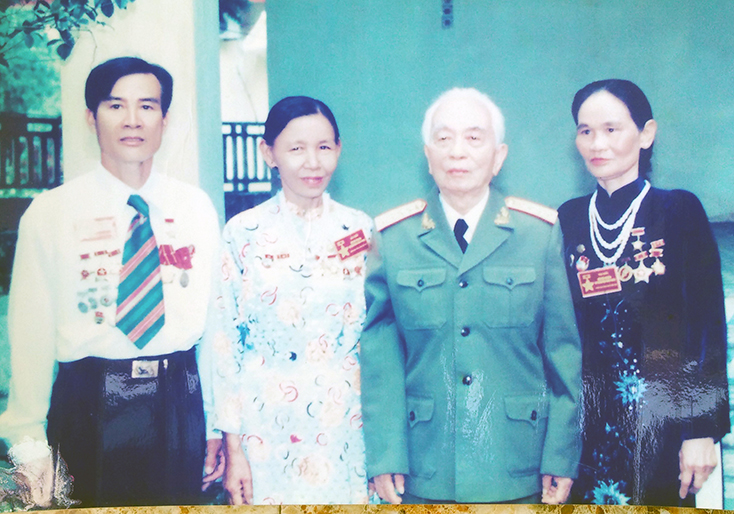 Bà Đinh Thị Thu Hiệp chụp ảnh lưu niệm cùng Đại tướng Võ Nguyên Giáp.