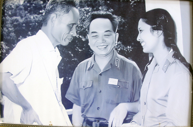 Nữ Anh Hùng Trần Thị Lý với “cha nuôi” Thủ tướng Phạm Văn Đồng và Đại tướng Võ Nguyên Giáp.