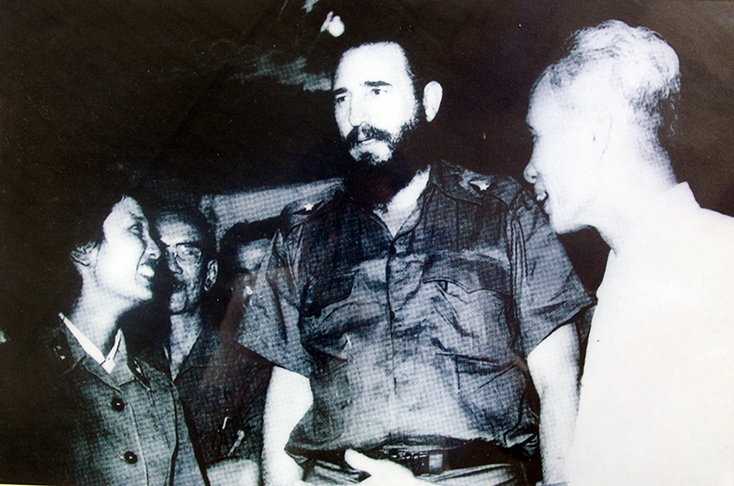 Nữ Anh hùng Trần Thị Lý chụp ảnh lưu niệm với Chủ tịch Cuba Fidel Castro và Thủ tướng Phạm Văn Đồng.