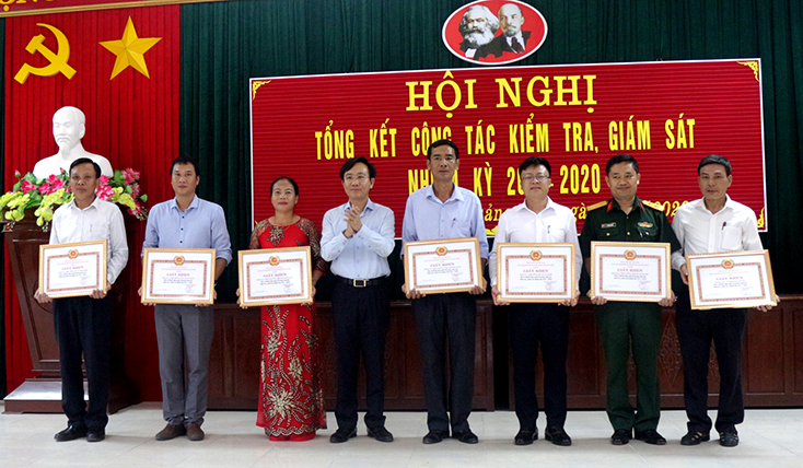 Huyện ủy Quảng Ninh khen thưởng các cá nhân, tập thể có nhiều đóng góp trong thực hiện công tác KT, GS.