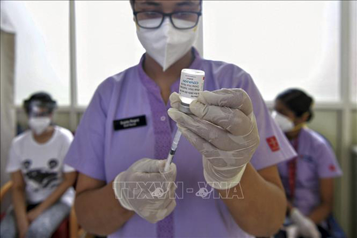 Nhân viên y tế chuẩn bị tiêm vaccine Covaxin phòng COVID-19 cho người dân tại Bangalore, Ấn Độ. Ảnh: AFP/ TTXVN