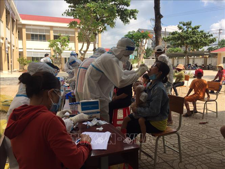 Ngành y tế lấy mẫu xét nghiệm COVID cho người dân xã Sơn Bình, huyện Châu Đức, tỉnh Bà Rịa-Vũng Tàu nơi có 2 trường hợp dương tính với SARS-CoV-2. Ảnh: Hoàng Nhị/TTXVN