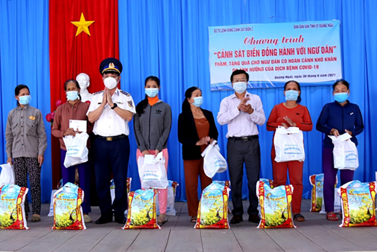Đại diện Bộ tư lệnh Vùng Cảnh sát biển 2 tặng quà ngư dân xã Bình Chánh (Bình Sơn, Quảng Ngãi). Ảnh: NAM TRUNG 
