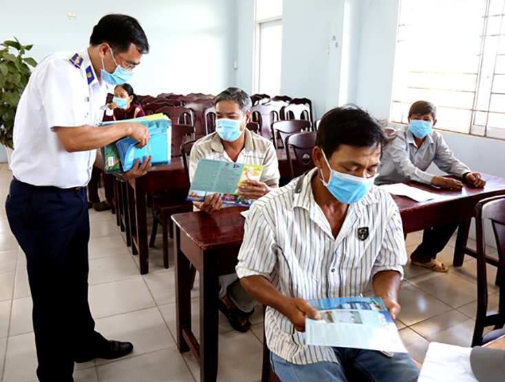  Cán bộ Bộ tư lệnh Vùng Cảnh sát biển 2 tuyên truyền phổ biến pháp luật cho ngư dân tỉnh Quảng Nam. Ảnh: NAM TRUNG