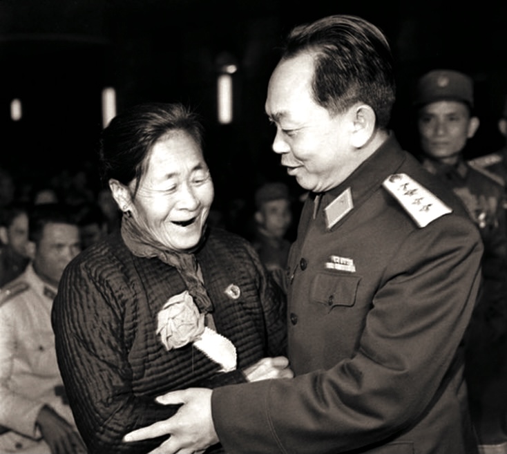 Mẹ Nguyễn Thị Suốt với Đại tướng Võ Nguyên Giáp.