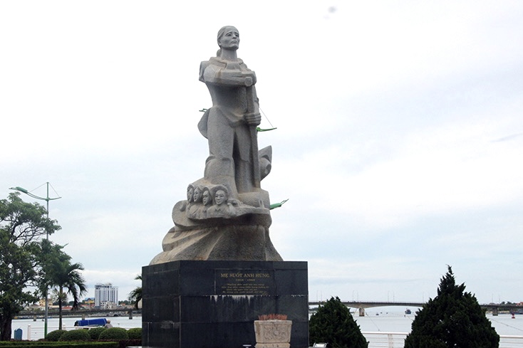 Tượng đài mẹ Suốt bên dòng sông Nhật Lệ.