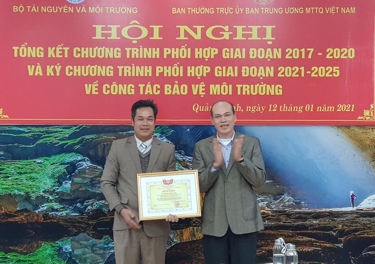 Đại diện lãnh đạo Ủy ban MTTQVN tỉnh trao bằng khen của Ủy ban Trung ương MTTQVN cho ông Hoàng Trọng Sinh.