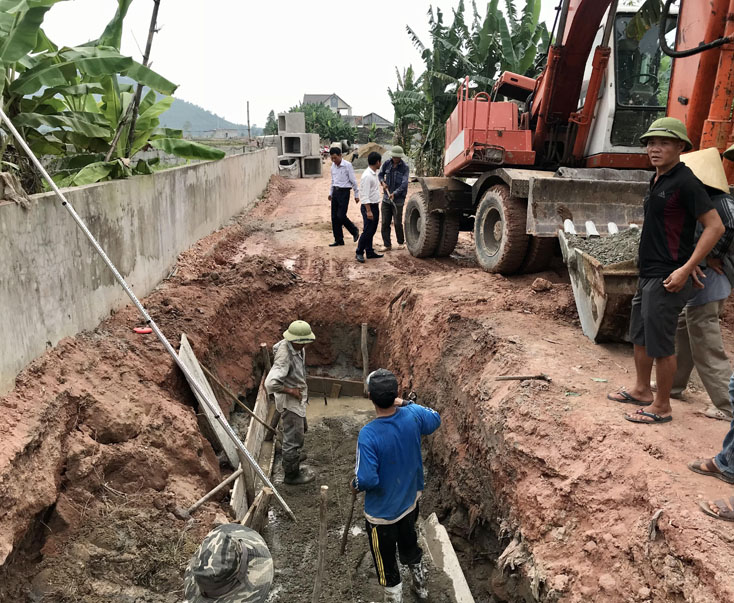 Nhân dân huyện Quảng Trạch phát huy quy chế dân chủ ở cơ sở, giám sát chặt chẽ việc thi công làm đường giao thông, phục vụ xây dựng nông thôn mới. 