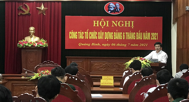 Đồng chí Trưởng ban Tổ chức Tỉnh ủy Trần Vũ Khiêm phát biểu kết luận hội nghị.