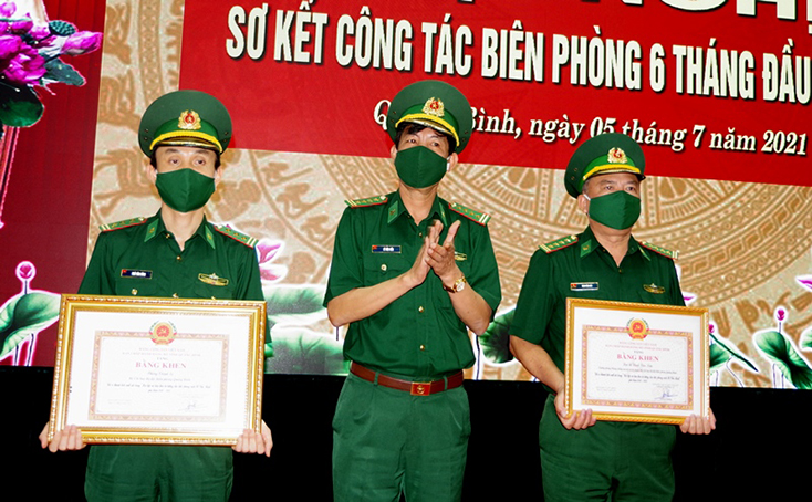 Đại tá Lê Văn Tiến, Chính ủy BĐBP tỉnh trao Bằng khen của Tỉnh ủy cho tập thể và cá nhân có thành tích xuất sắc trong thực hiện Chỉ thị số 05 của Bộ Chính trị. 