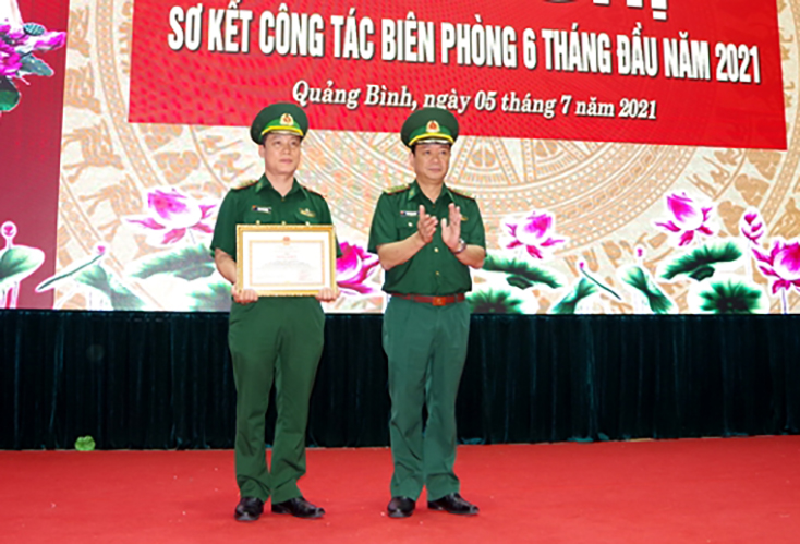 Đại tá Trịnh Thanh Bình, Chỉ huy trưởng BĐBP tỉnh trao Bằng khen của Bộ Quốc phòng cho Thượng tá Đặng Văn Hoàng, Phó Trưởng phòng ma túy & tội phạm BĐBP tỉnh. 