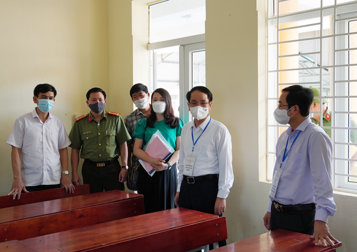 Đồng chí Phó Chủ tịch UBND tỉnh Phan Mạnh Hùng kiểm tra phòng thi tại điểm thi Trường THPT Lê Quý Đôn