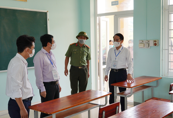 Đồng chí Phó Chủ tịch UBND tỉnh Phan Mạnh Hùng kiểm tra phòng thi tại điểm thi Trường THPT Đồng Hới