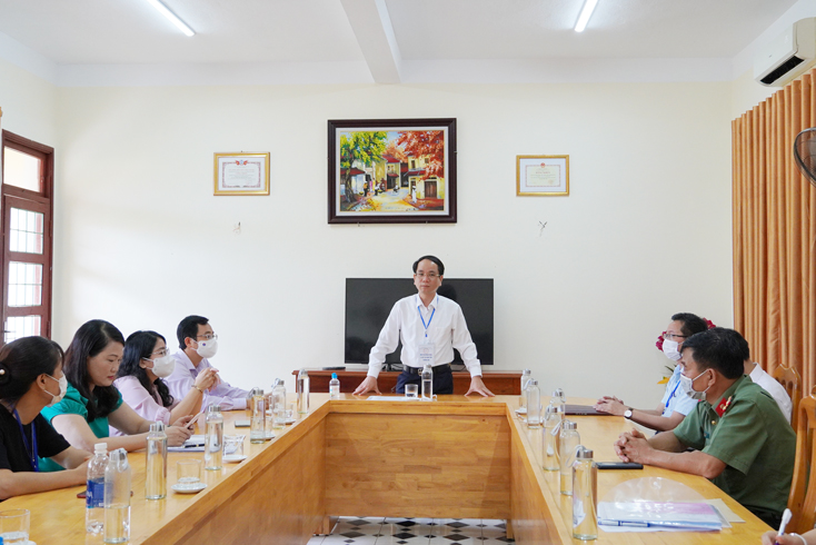 Đồng chí Phó Chủ tịch UBND tỉnh Phan Mạnh Hùng phát biểu, lưu ý một số nhiệm vụ cần tăng cường để bảo đảm cho kỳ thi diễn ra an toàn, nghiêm túc tại điểm thi Trường THPT Phan Đình Phùng.
