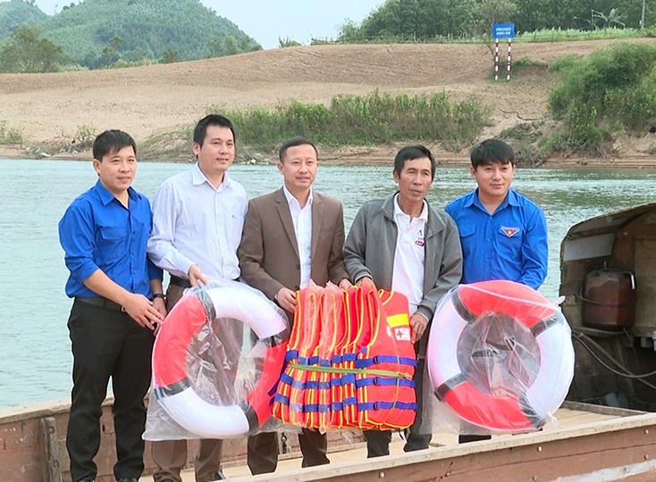 Huyện đoàn Tuyên Hóa trao tặng áo phao cho chủ phương tiện tại bến đò thôn Hạ Lào, xã Thuận Hóa. 