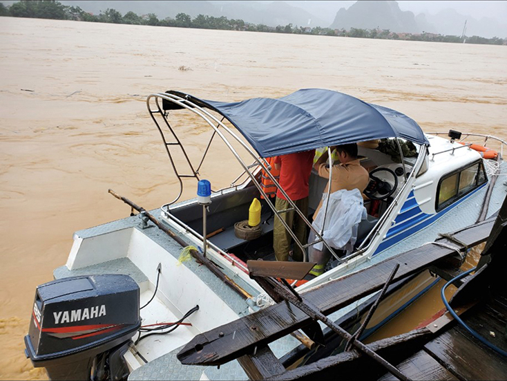 Công an huyện Tuyên Hóa bảo đảm trật tự ATGT đường thủy trong mùa mưa lũ 2020.
