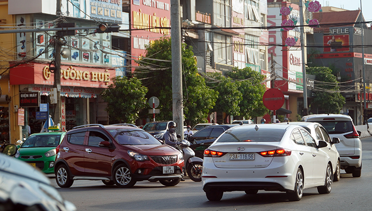 Sự gia tăng phương tiện giao thông đã gây ra tình trạng ùn tắc cục bộ trên tuyến đường Trần Hưng Đạo (TP. Đồng Hới) vào giờ cao điểm.