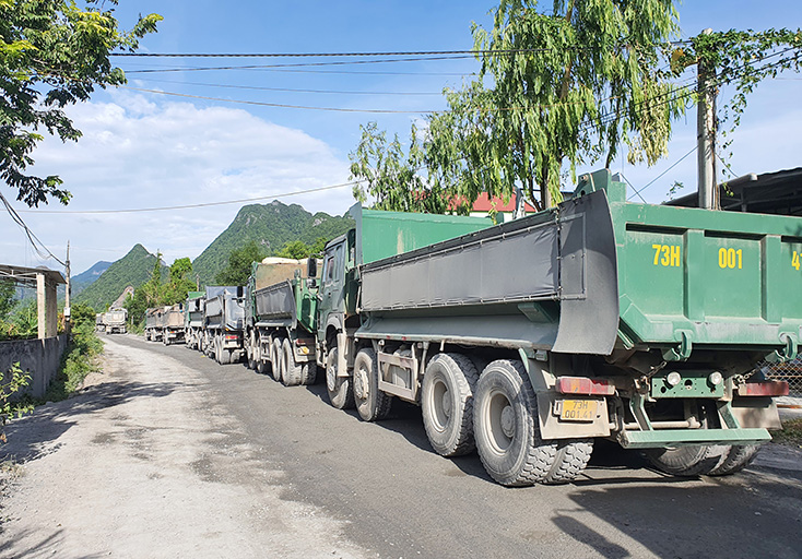 Người dân xã Trường Xuân (Quảng Ninh) chặn xe ô tô tải chở vật liệu xây dựng đi qua tuyến đường giao thông liên thôn Quyết Thắng-Rào Đá. 