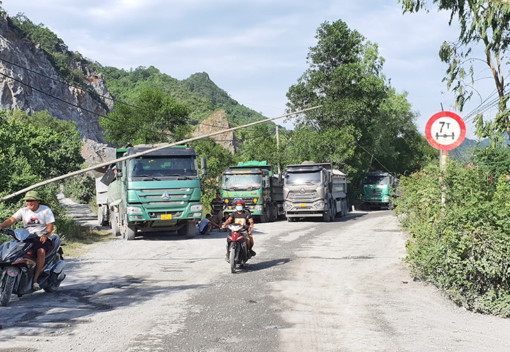 Bức xúc vì các kiến nghị chưa được giải quyết thỏa đáng, người dân chặn xe vào chở đá ở các mỏ đá tại xã Trường Xuân. 