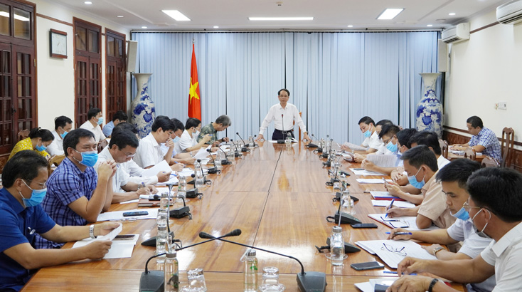 Đồng chí Phó Chủ tịch UBND tỉnh Phan Mạnh Hùng  phát biểu chỉ đạo buổi làm việc.