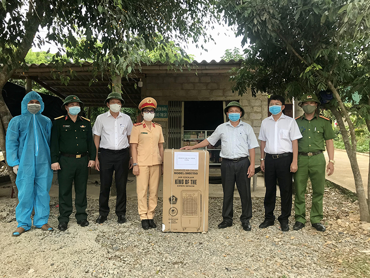 Đồng chí Phó Bí thư Thường trực Tỉnh ủy Trần Hải Châu và các thành viên đoàn công tác tặng quà cán bộ, chiến sỹ tại chốt kiểm soát.