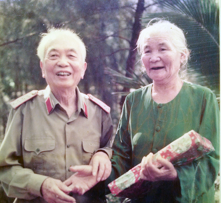 Mẹ Phạm Thị Nghèng và Đại tướng Võ Nguyên Giáp. 