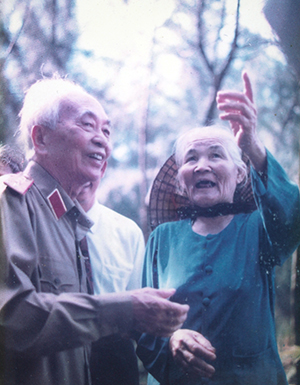 Mẹ Nghèng và Đại tướng Võ Nguyên Giáp dưới rừng cây phi lao tại xã Quang Phú.