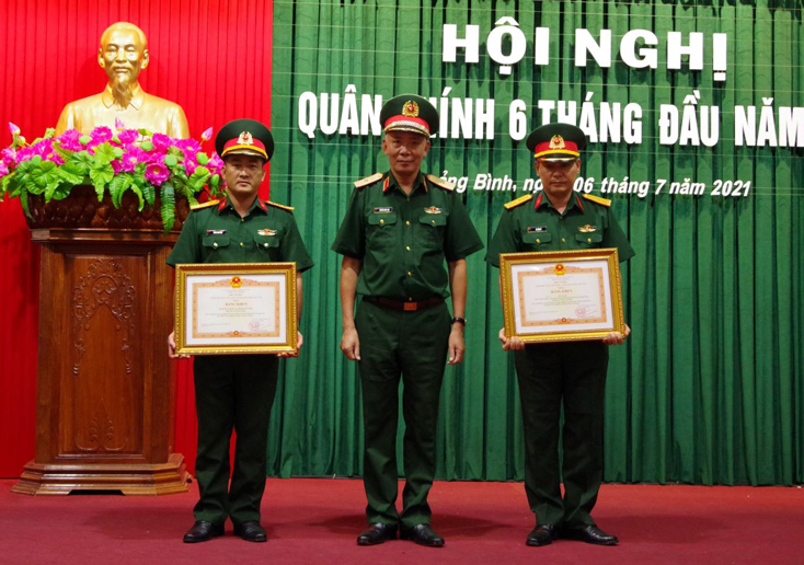 Thiếu tướng Nguyễn Đức Hóa, Phó Chính ủy Quân khu 4 trao Bằng khen của Thủ tướng chính phủ tặng 1 tập thể, 1 cá nhân thuộc Bộ CHQS Quảng Bình.