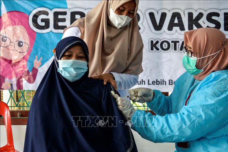 Tiêm vaccine ngừa COVID-19 tại Banda Aceh, Indonesia. Ảnh: THX/TTXVN