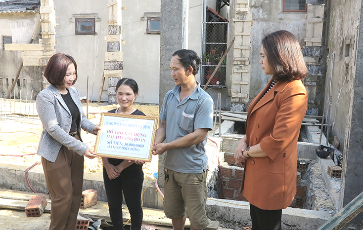 Đồng chí Nguyễn Thị Phương Nga, Phó Chủ tịch Công đoàn ngành Giao thông vận tải tỉnh hỗ trợ tiền xây nhà cho đoàn viên Nguyễn Hải Lâm (ảnh chụp trước ngày 27-4-2021).