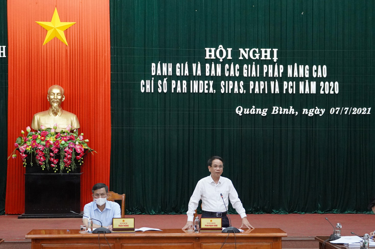 Đồng chí Phó Chủ tịch UBND tỉnh Phan Mạnh Hùng chủ trì phần thảo luận đánh giá và bàn các giải pháp nâng cao các chỉ số.