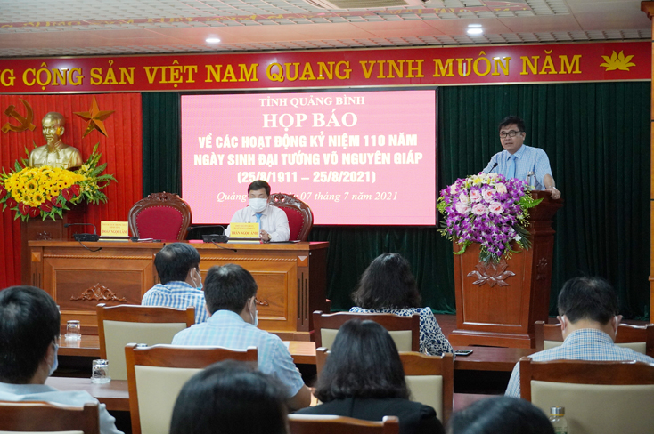 Đồng chí Phó Chủ tịch Thường trực UBND tỉnh Đoàn Ngọc Lâm phát biểu đặt vấn đề tại cuộc họp báo.