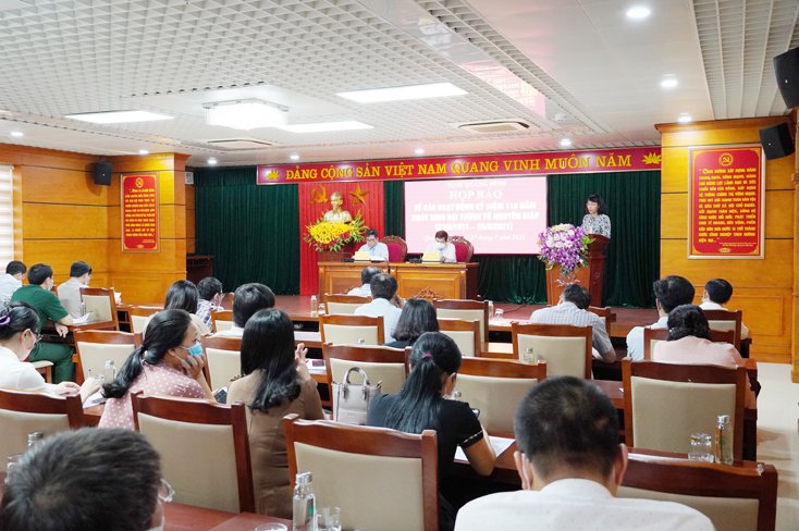  Đồng chí Giám đốc Sở Văn hóa và Thể Thao Nguyễn Thị Bích Thủy thông tin với các đại biểu về các hoạt động Kỷ niệm 110 năm Ngày sinh Đại tướng Võ Nguyên Giáp.