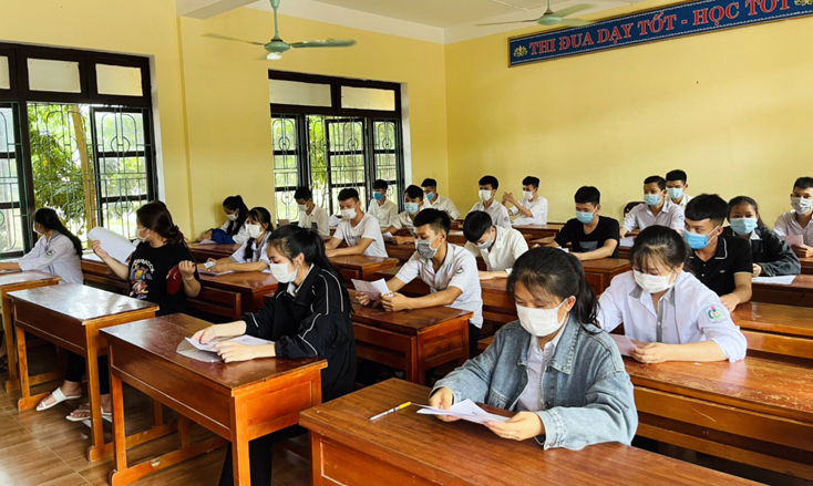 Các thí sinh làm thủ tục dự thi tại điểm Trường THPT Ngô Quyền.