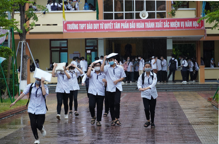 Thời tiết tại TP. Đồng Hới trong ngày thi đầu tiên có mưa nên ảnh hưởng đến việc đi lại của các thí sinh.